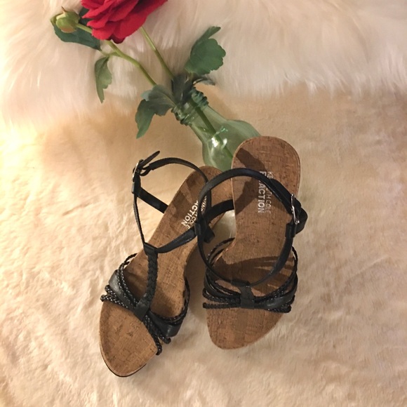 NWOT Kenneth Cole Reaction-Blk/wedge sandal. Sz 6 - Picture 4 of 8